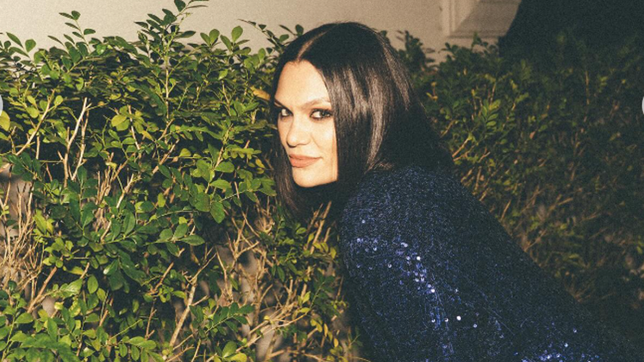 Jessie J fala sobre adiamento de cirurgia após diagnóstico de câncer de mama: “É frustrante, mas está fora do meu controle”