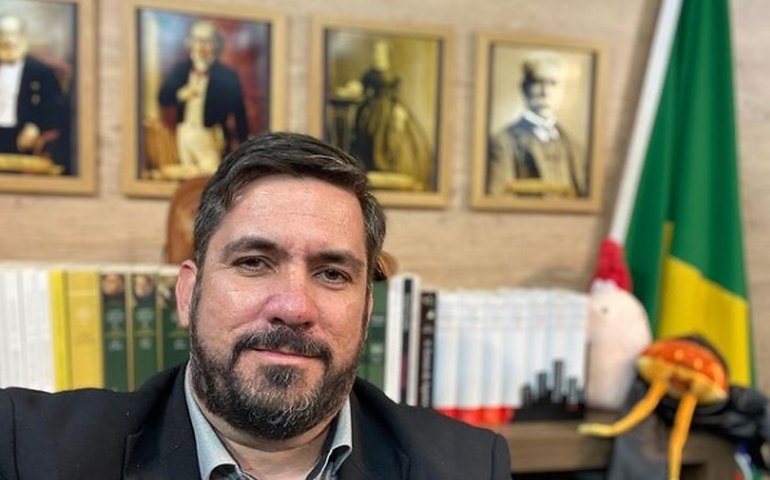 Visando fomentar leitura e debate político, Leonardo Dias anuncia criação de Biblioteca Comunitária