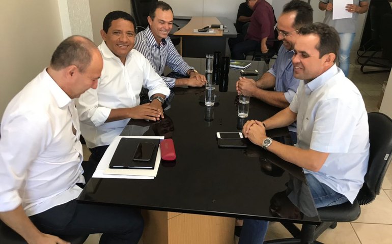 Júlio Cezar se reúne com Cigip e anuncia primeiras ruas que receberão iluminação de Led, em Palmeira