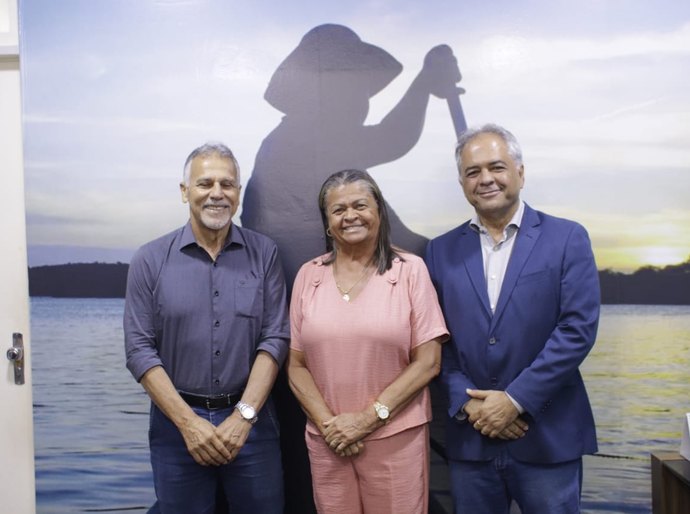 Prefeita Tia Júlia trata de outorga para estação de tratamento no Conjunto Brivaldo Medeiros