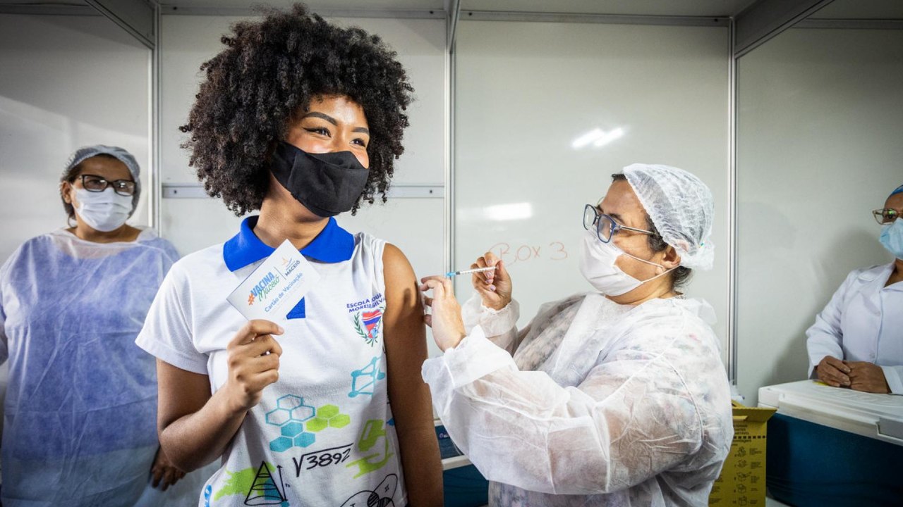 Estudantes da rede estadual comemoram primeira dose da vacina contra Covid-19