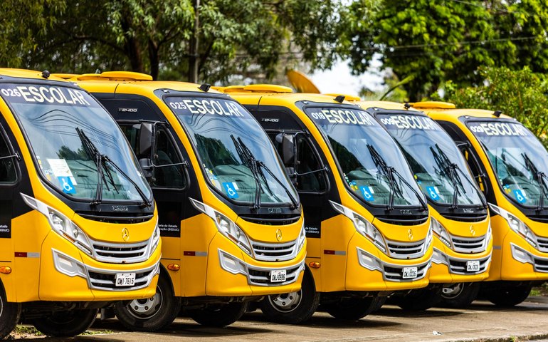 Ônibus passam por manutenção preventiva antes da volta às aulas