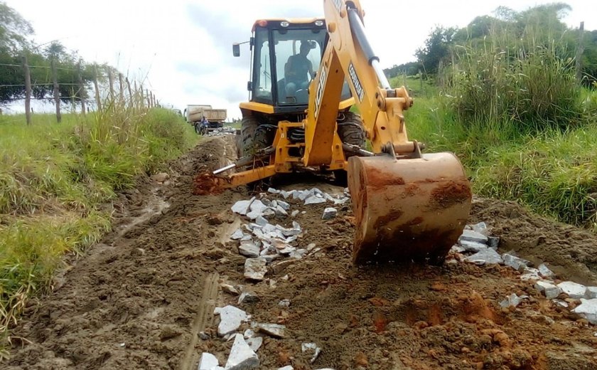Prefeitura de Santana do Mundaú trabalha na recuperação de estradas atingidas pelas fortes chuvas