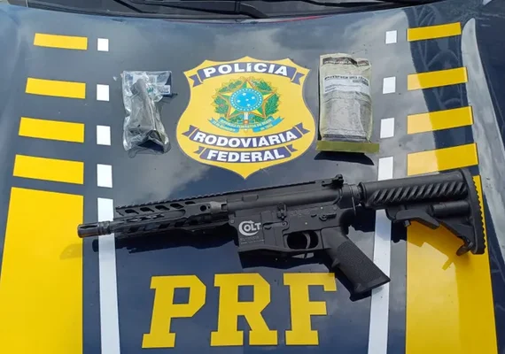 PRF apreende fuzil e prende suspeito em carro roubado em Alagoas