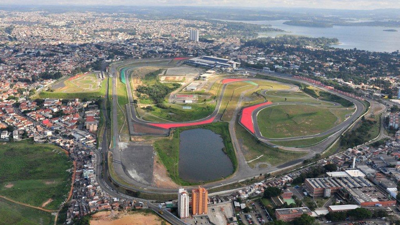 Autódromo de Interlagos passa por reparos na madrugada para receber treinos deste sábado