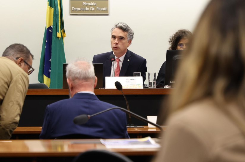 Rafael Brito defende urgência na votação de projetos que protegem crianças de abusos na internet