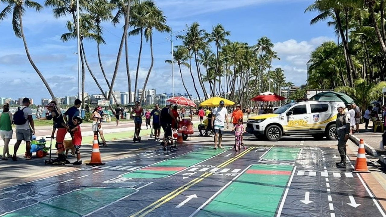 Maio Amarelo: PM realiza ação de educação para o trânsito na orla de Maceió