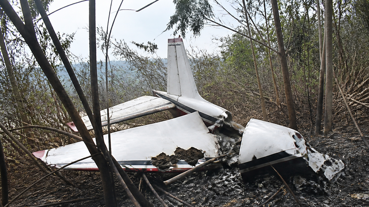 Avião de pequeno porte cai em MG; piloto se ejeta e aciona paraquedas