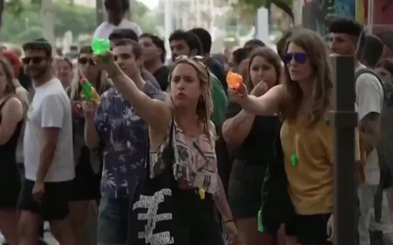 'Turismofobia': Profundo fenômeno está por trás dos 'ataques' com pistolas d'água aos turistas em Barcelona
