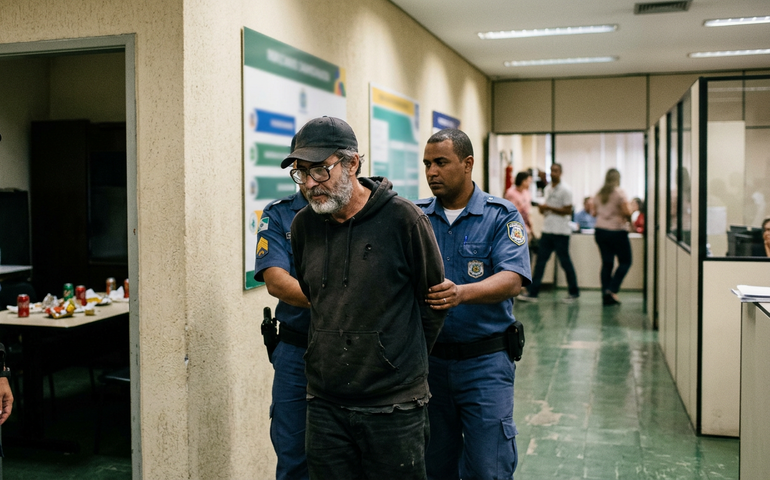 Homem invade sede da Prefeitura do Rio disfarçado e tenta furtar objetos de cantina