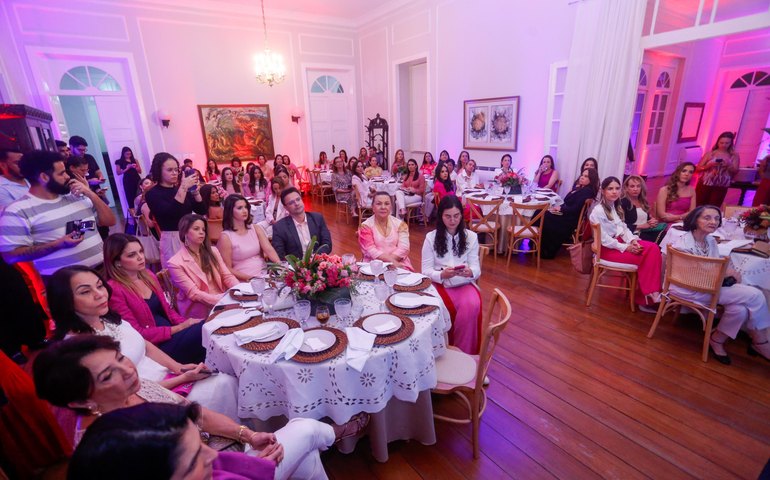 Da luta à superação: jantar reúne pacientes e profissionais em noite de homenagem no Outubro Rosa