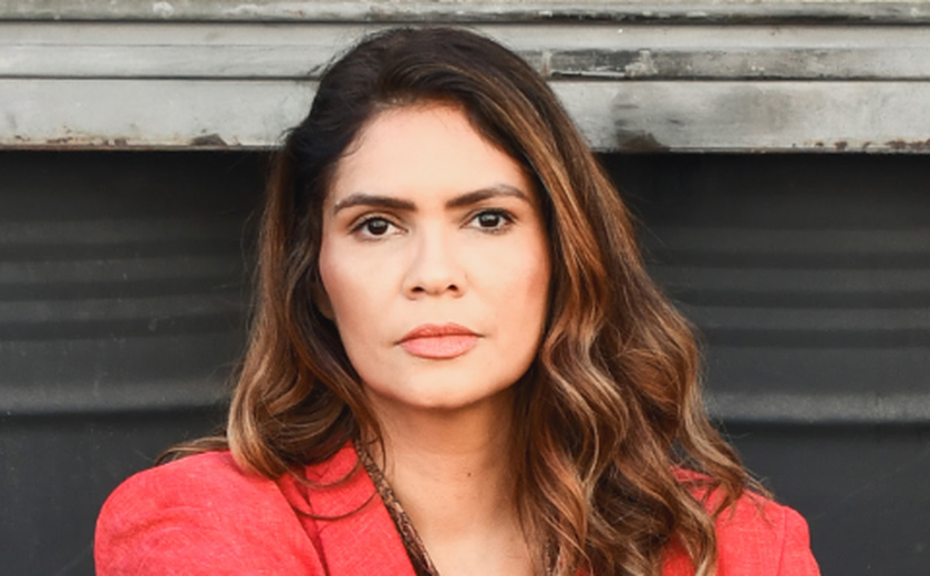 Com prefácio de Ruy Guerra, Carla Brasil estreia com “Cronofagia”: uma poesia suja, sarcástica e brutalmente sensível sobre o tempo e os abismos do agora