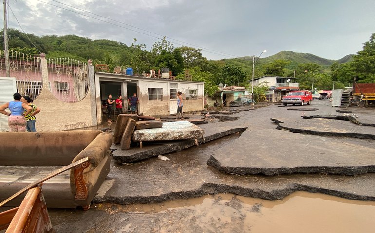 Furacão Beryl deixa centenas de milhares de casas sem luz na Jamaica