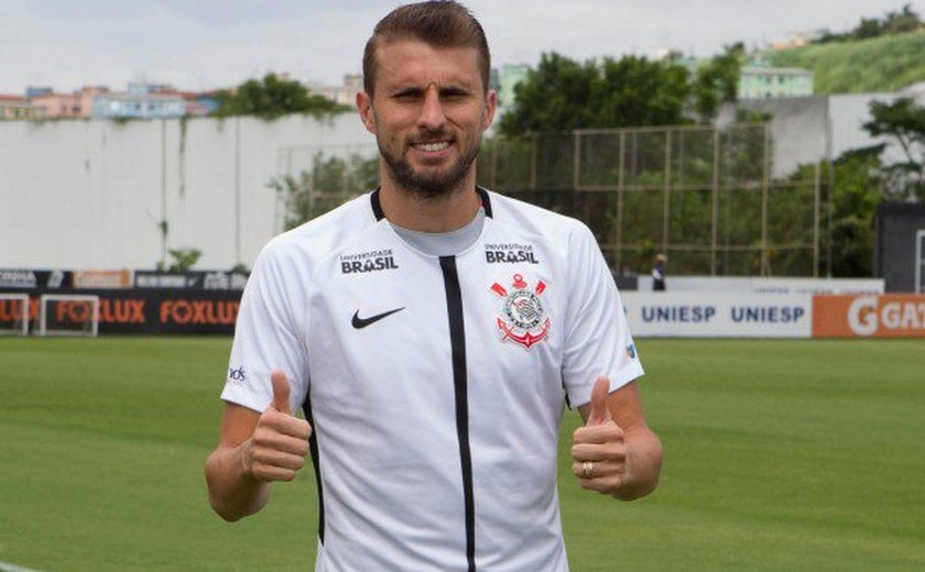 Após ter proposta recusada, zagueiro Henrique renova contrato com o Corinthians
