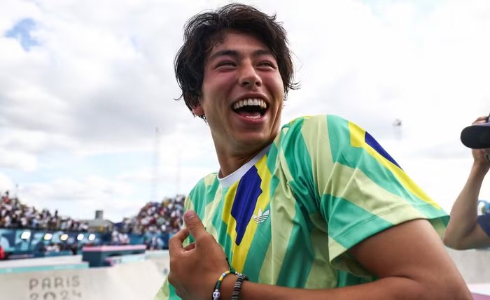 Augusto Akio comemora medalha de bronze no skate park