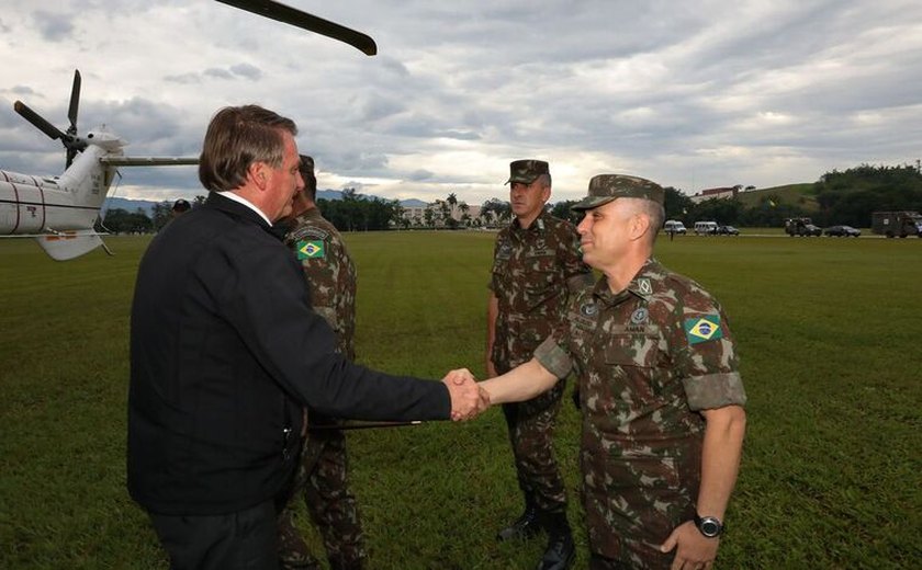 Bolsonaro participa da formatura de cadetes do Exército na Aman