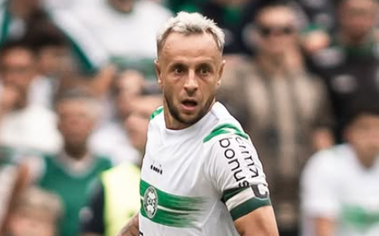 Rafinha vai a jogo de lendas do Bayern sem avisar Coritiba e irrita a torcida