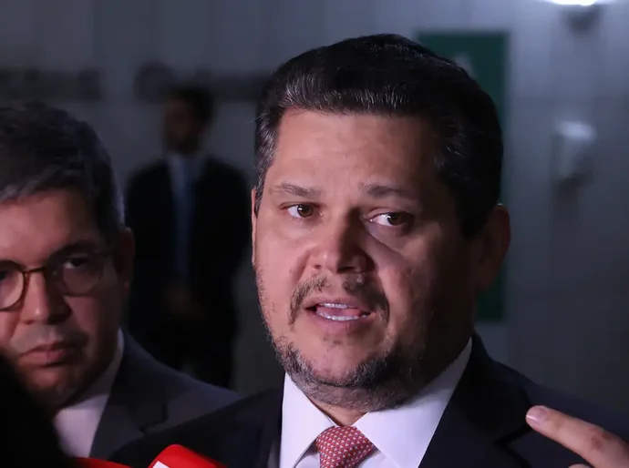 Alcolumbre envia PEC do fim da escala 6x1 para CCJ do Senado