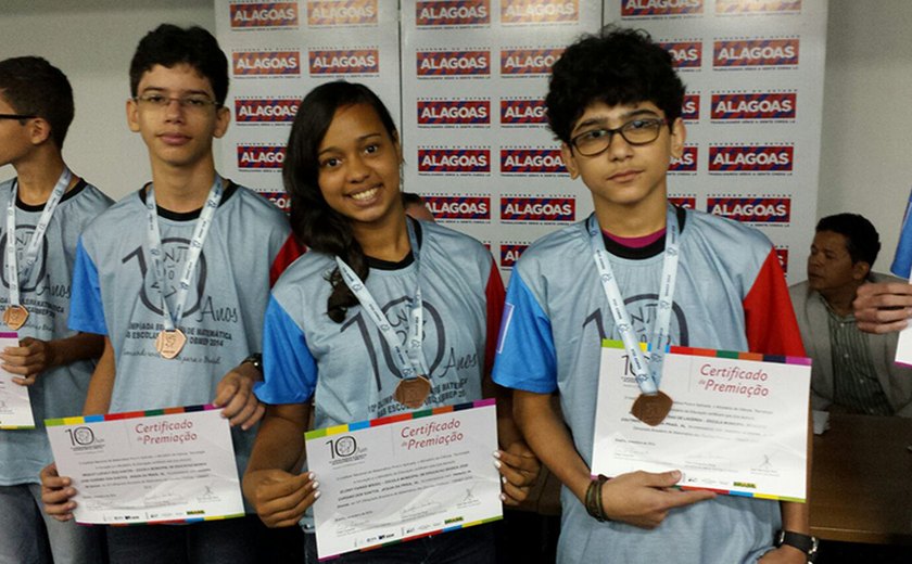 Estudantes medalhistas na 10ª Olimpíada Brasileira de Matemática recebem premiação