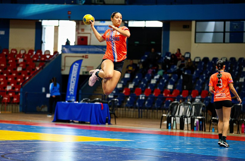 Destaque no handebol, atleta alagoana é eleita a melhor pivô do Brasileiro Cadete e sonha alto no esporte