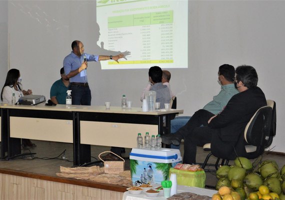 Governo federal, prefeitura e assentados discutem fruticultura em Maragogi e Alagoas