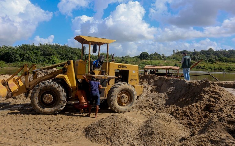 Prefeitura de Rio Largo combate crime ambiental e interdita draga atuando de forma ilegal