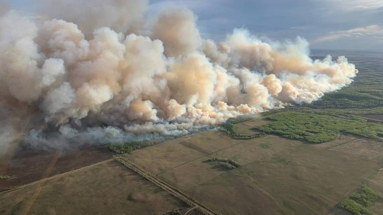 Incêndios florestais expulsam milhares de casa no Canadá