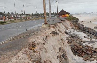 Equatorial retira postes em situação de risco na orla do Pontal