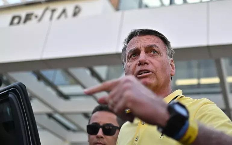 Jair Bolsonaro é internado em Brasília para cirurgia no ombro