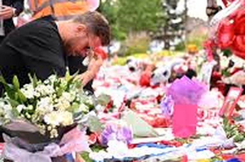 Ex-capitão do Liverpool, Jordan Henderson se junta a torcedores em memorial a Diogo Jota