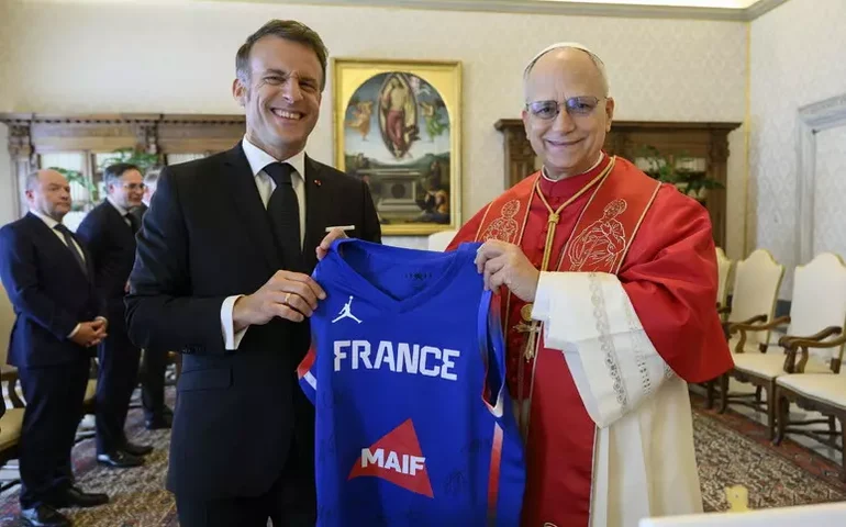 Macron visita papa Leão XIV e discute conflitos no mundo