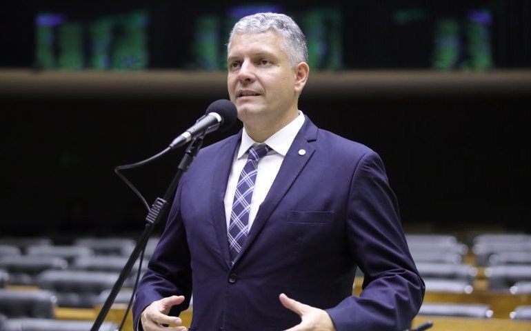 Projeto suspende norma do Ministério da Saúde sobre vacina contra Covid-19 para crianças