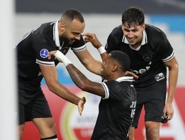 Danilo marca nos acréscimos, Botafogo derrota o Racing e vence a 1ª com novo treinador