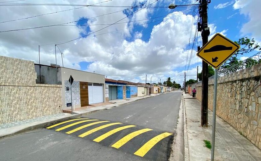Ruas asfaltadas em Penedo recebem redutores de velocidade e sinalização