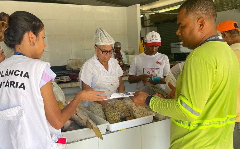 Vigilância Sanitária realiza ação educativa sobre manipulação de pescados