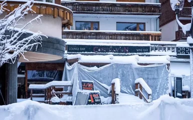 Dono de bar incendiado na Suíça admite que porta estava fechada