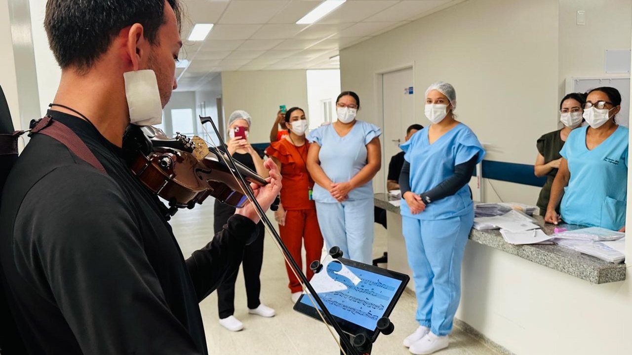 Jovem celebra recuperação levando música e esperança aos pacientes do HRPI