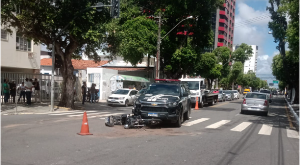 Dois motociclistas ficam feridos após colisão com viatura da Polícia Civil em Aracaju / Foto: Foto: SMTT/Aracaju
