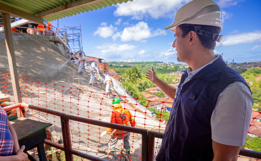 Na Chã da Jaqueira, prefeito JHC afirma que Maceió realiza maior plano de contenção de encostas