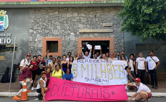 Artistas protestaram em frente ao prédio da prefeitura de Maceió Artistas protestaram em frente ao prédio da prefeitura de Maceió