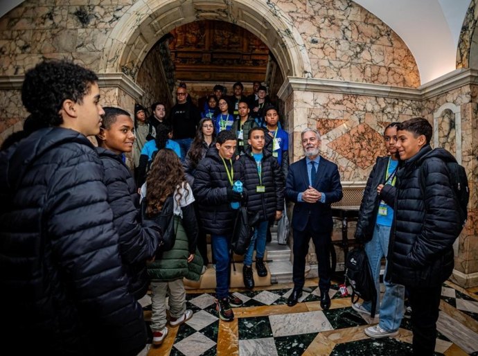 Em Londres, alunos em intercâmbio são recebidos na Embaixada Brasileira