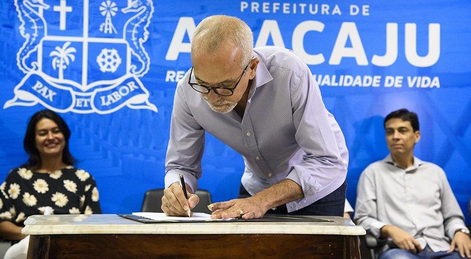 Prefeito sanciona lei de cotas / Foto: Marco Vieira/PMA