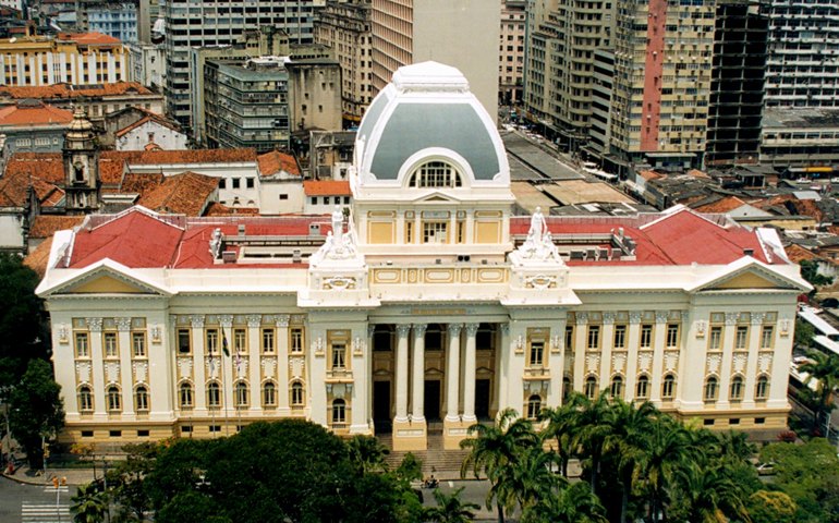 Justiça decreta prisão de empresário que fugiu após esfaquear ex em Jaboatão