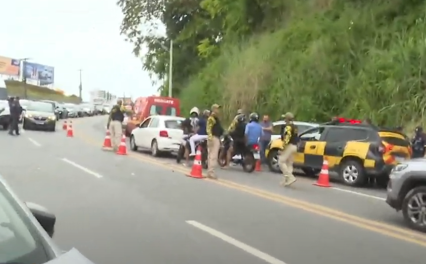 Acidente com carros na Avenida Leste Oeste deixa três pessoas feridas