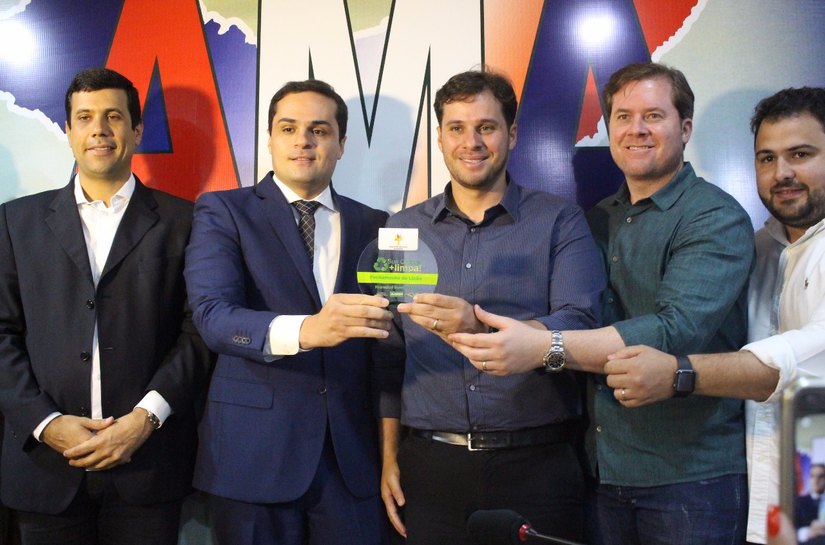 Prefeito Cacau recebe homenagem por encerrar o lixão de Marechal Deodoro