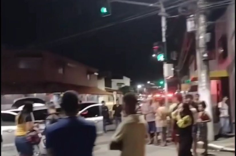 Suspeitos em carro roubado atropelam motociclista após atentado a tiros, em Maceió