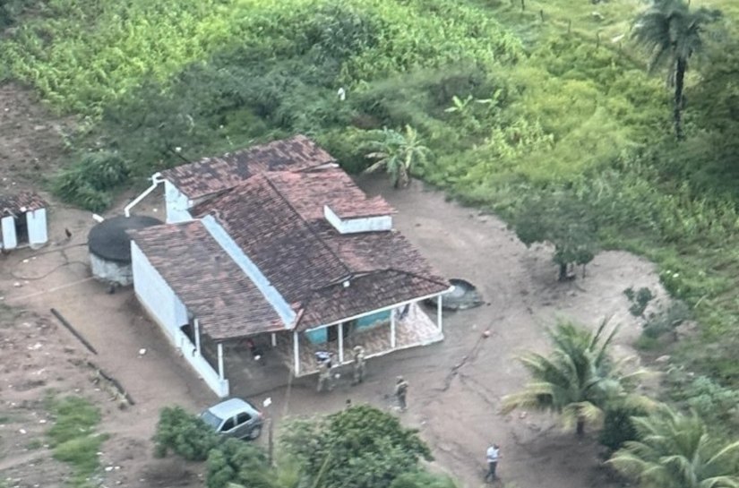 DEA garante apoio aéreo em operação que prendeu suspeitos de homicídios e apreendeu armas no Sertão