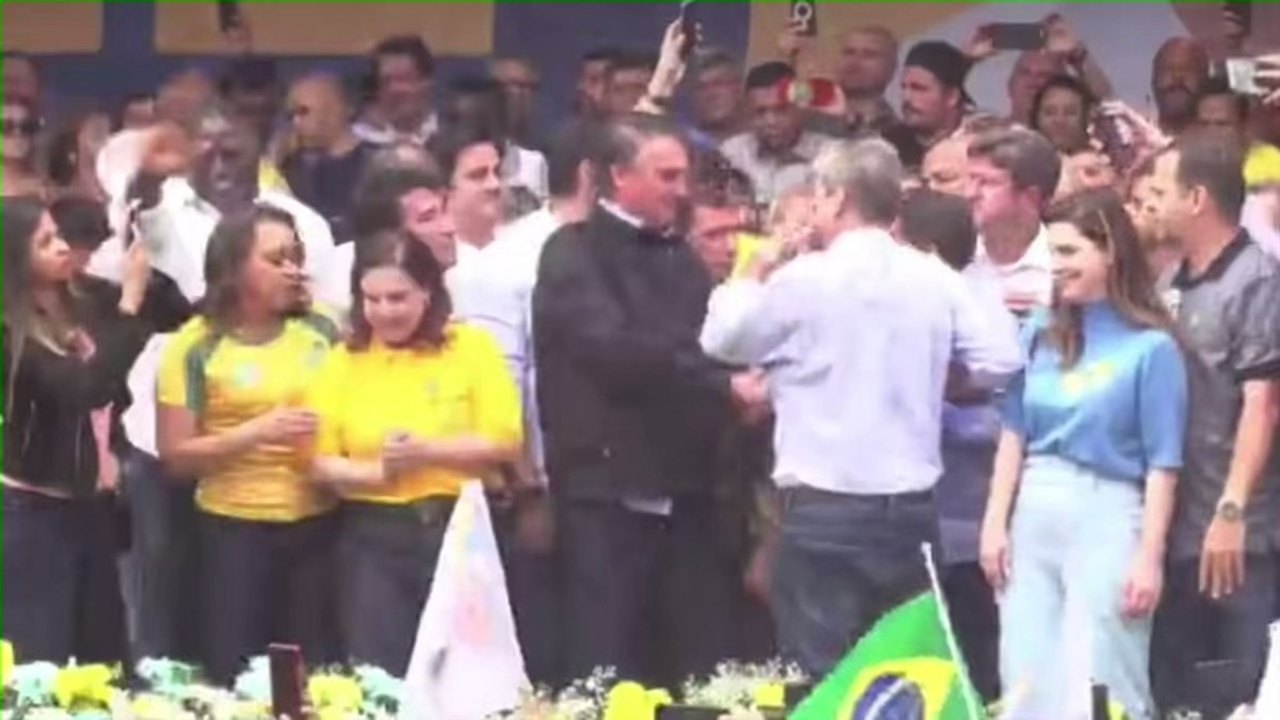 Bolsonaro leva susto e se desequilibra após instabilidade em palanque no Rio
