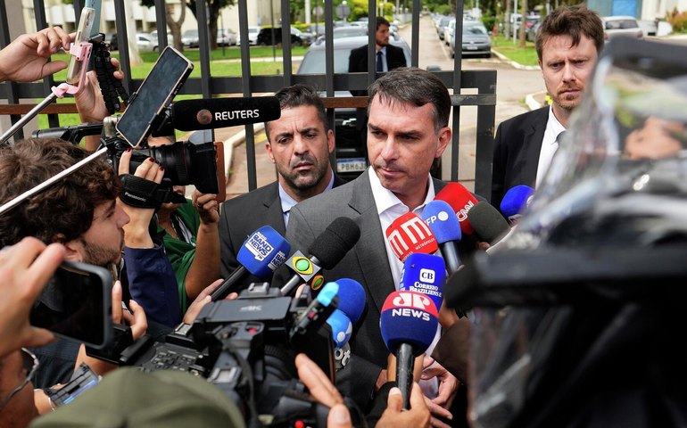 Flávio Bolsonaro ironiza Michelle sobre candidatura ao Planalto