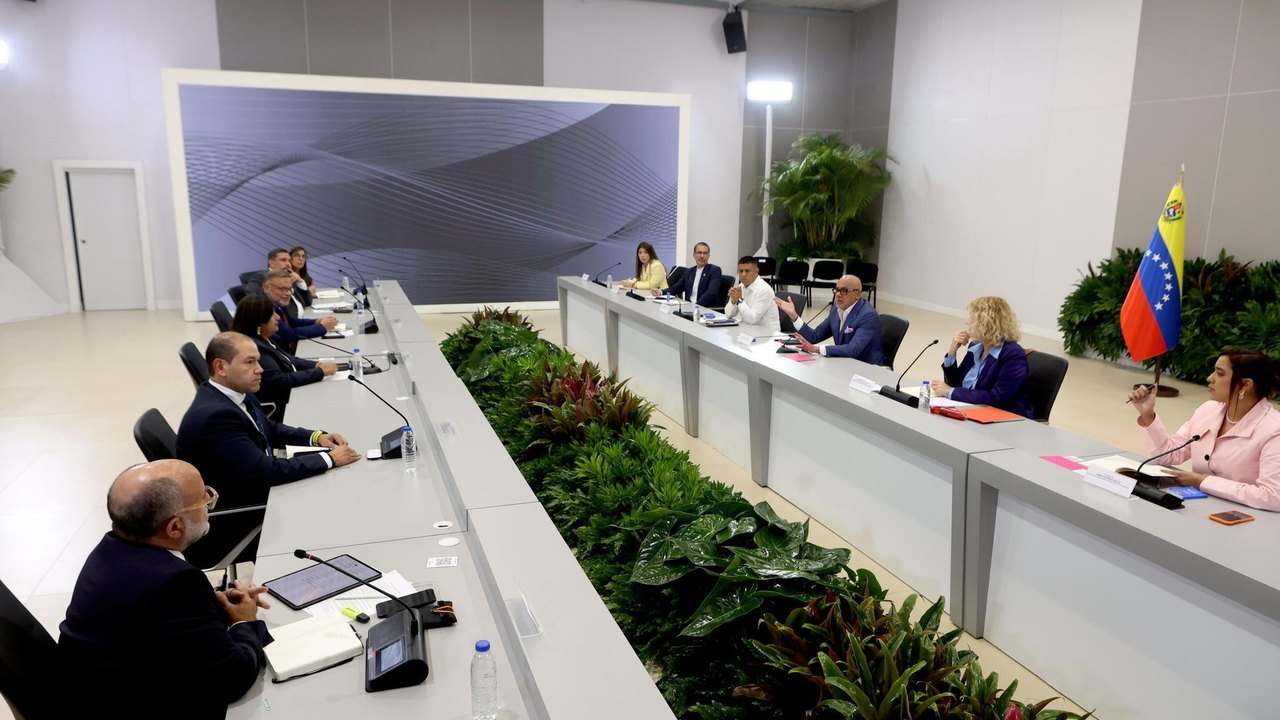 Primeira rodada de negociação entre Venezuela e opositores termina com manutenção do Supremo